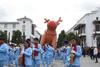 Así se desarrolla el desfile de globos gigantes en Cayalá 