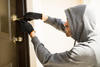 Presunto asaltante queda atrapado en la puerta de una vivienda