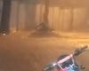 Motorista es arrastrado por correntada en Mixco (video)