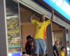 Maluma se "pelea" con aficionados tras la victoria de Argentina 