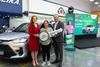 Banco Azteca entrega el carro de la promoción Cuenta Guardadito