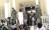 Militar rechaza saludo de María Machado durante elecciones
