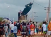 Derriban la estatua de Hugo Chávez en Venezuela (video)