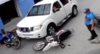 Captan momento en que vehículo atropella a dos motoristas (video)