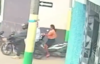 Graban violento asalto desde una moto a otra conductora (video)