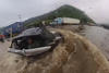 Así salió curioso vehículo viral de una inundación en carretera