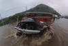 Curioso auto llamó la atención en inundación en ruta al Pacífico