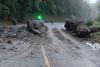 Ruta queda bloqueada tras un derrumbe de enormes rocas