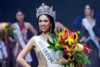 Miss Indonesia pisa el vestido de Anne, la dueña de Miss Universo