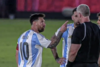 Messi se salva de una sanción tras insultar a árbitro brasileño