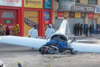 Avioneta se desploma en plena calle (video)