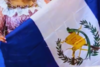 Controversia por modelo que camina sobre bandera de Guatemala